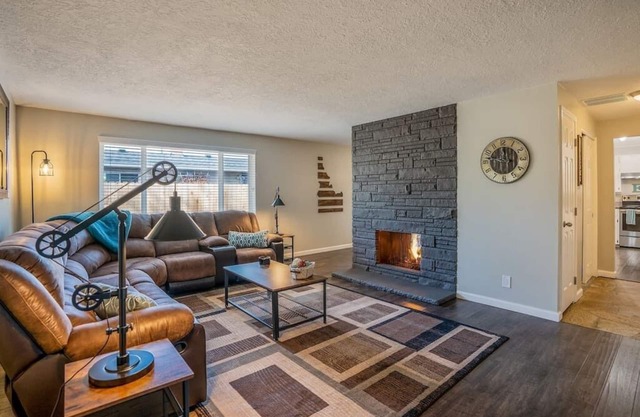 The Industrial - Pet Friendly Home with Garage by Boise Fairgrounds