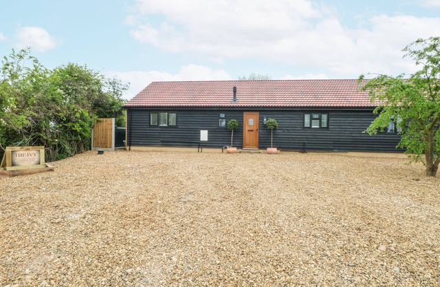 THE IVY, pet friendly, with hot tub in Happisburgh, East Anglia