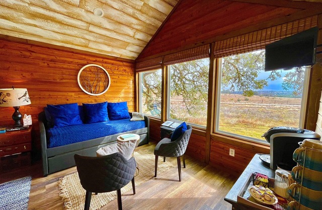 THE JACK: A Beautiful Treehouse Suite overlooking the Texas Hill Country