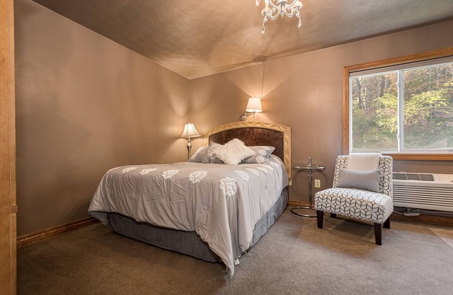 The Jumonville | Jacuzzi Tub Historic Inn Room