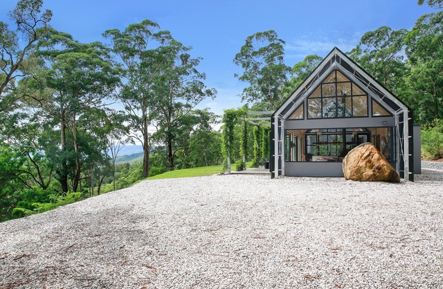 The Lair, Kangaroo Valley. Luxurious retreat with stunning Valley views