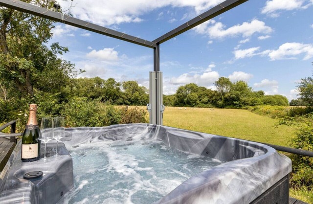 The Lake House - Private Hot Tub