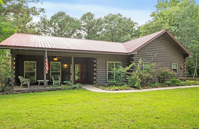 The Lake Lodge at Remember When Cabins with Hot Tub and outdoor fireplace