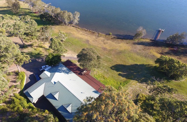 The Lakehouse - SLEEPS 12 Comfortably in 5 Bedrooms and 3 Bathrooms