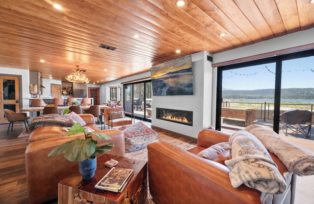 The Lazy Bear - Modern, Lake Views, Smart TV, Deck, BBQ