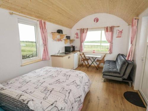 The Lazy Llama Farm Stay Shepherd Hut