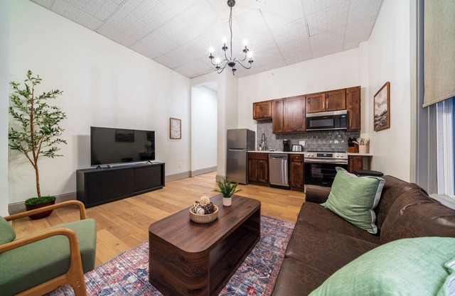 The Library - Luxury 2-Bedroom Apartment in Downtown Sedalia