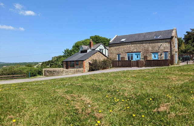 THE LINHAY, pet friendly, character holiday cottage in Bridport