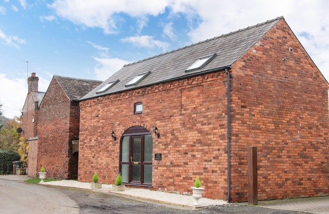 THE LITTLE BEEHIVE, pet friendly, with hot tub in Abberley