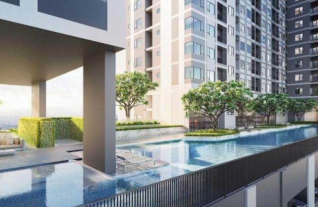 The Livin Phetkasem High Rise Condo for rent near MRT and the convenience store.