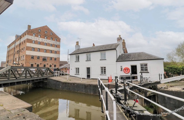 THE LOCK HOUSE, pet friendly, character holiday cottage in Gloucester