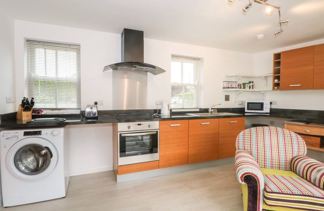 THE LODGE AT CROSS COTTAGE, romantic in Holt, North Wales