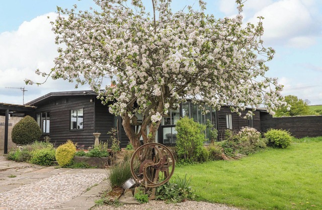 THE LODGE AT WILDERSLEY FARM, pet friendly, with hot tub in Belper