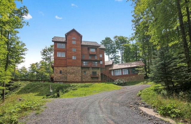 The Lodge at Wolverton Heights is a fabulous stay on slopes! Tons of amenities!