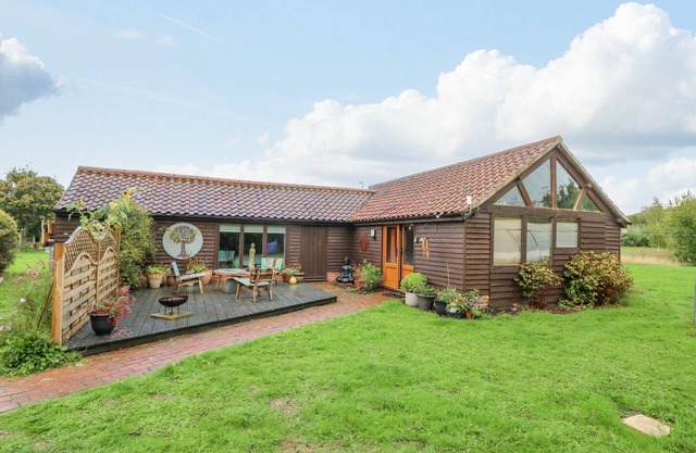 THE LODGE, character holiday cottage, with open fire in Catfield