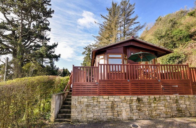 THE LODGE @ CLIFFTOP PARK, country holiday cottage in Charmouth