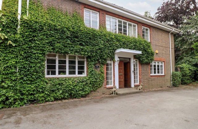 THE LODGE, pet friendly, luxury holiday cottage in Grantham