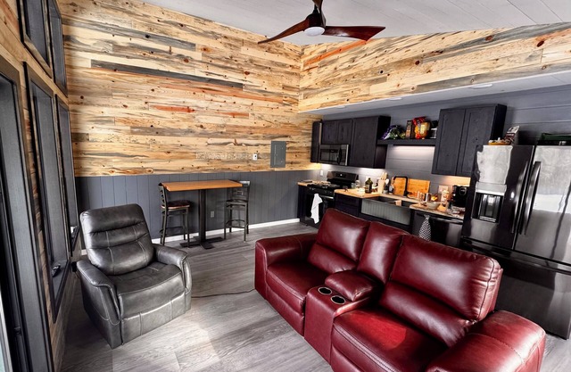 The Loony Uncle Wilderness Suite! 1/4 mile from Lake Vermilion Access.