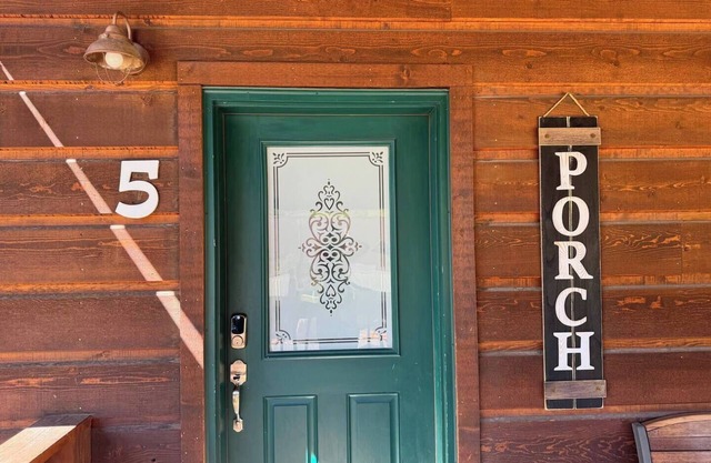 The Loose Moose Lodge #5 at Downtown Grand Lake near RMNP Entrance