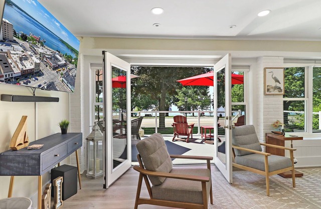 The Lower Deck - Geneva Lakefront Views |Public Beach Accross the Street |Large Deck w/Views |Grill