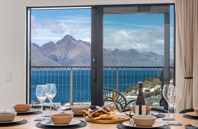 THE LUXE LOOKOUT | QT CBD 2 MINS, LOCATION LOCATION