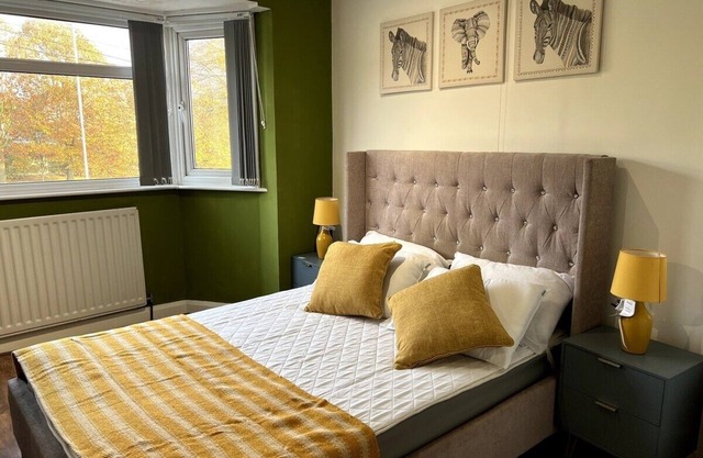 The Lyme Lounge - Spacious & Modern 3 Bed- Parking