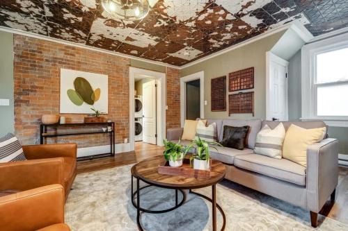 The Marigold - Gorgeously remodelled PEC farmhouse
