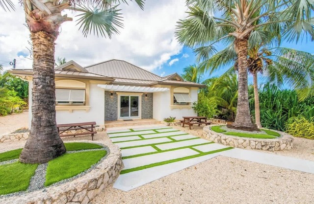 The Mastic Sunnyhill LUXE Cottage on North Side