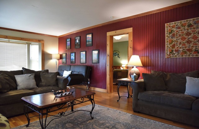 The McCloud Vacation Home on Mt. Shasta Sleeps 10+, Free Wifi