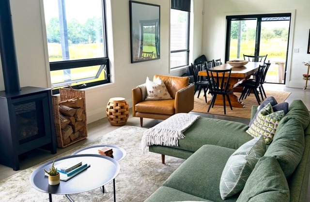 The Meadow House PEC: A Modern Oasis surrounded by wineries w/patio & fireplace