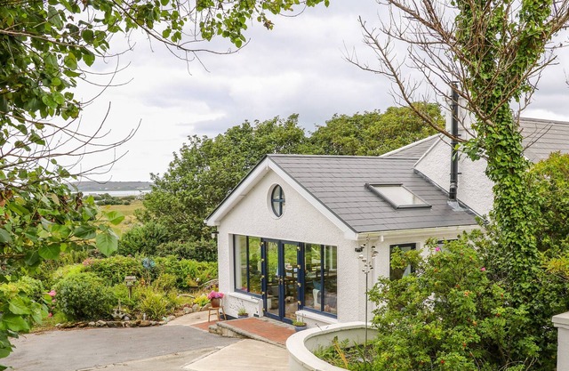 THE MERMAID, pet friendly, with open fire in Dungloe, County Donegal