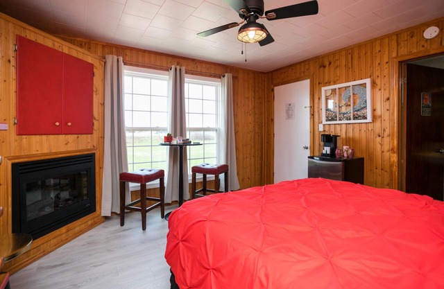 The Mermaid’s Cove is an Inviting Romantic Couple’s Retreat on the Harbour-side