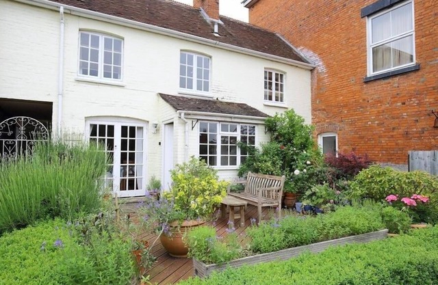THE MEWS COTTAGE, pet friendly, with open fire in Tisbury, Near Bath