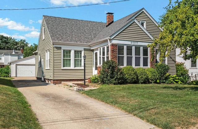 The Midcentury Cottage - Spacious 2BD w/KING bed