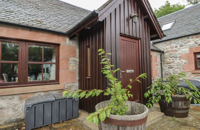 THE MILK HOUSE, with a garden in Fortrose