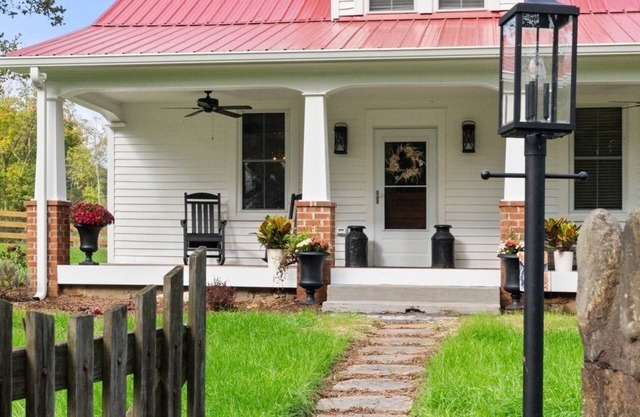 The Mill House - Peaceful farmhouse retreat with hot tub, fire pit, & fast Wi-Fi