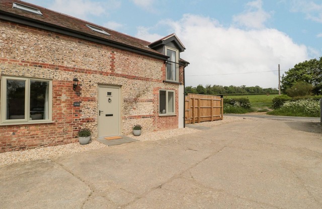 THE MILL, pet friendly, with hot tub in Blandford Saint Mary