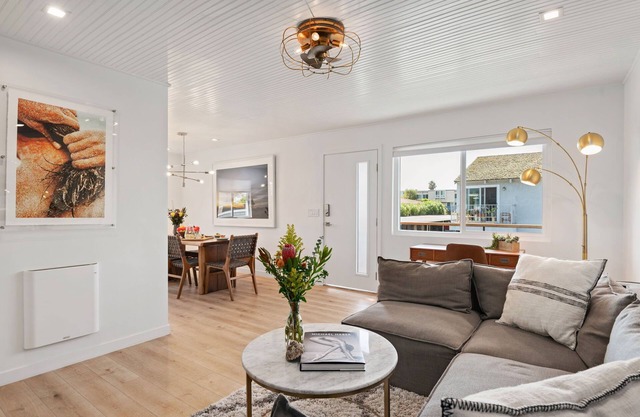 The Moon of Carp! 2BD 1BA, 2 Blocks to Beach, Walk Everywhere!