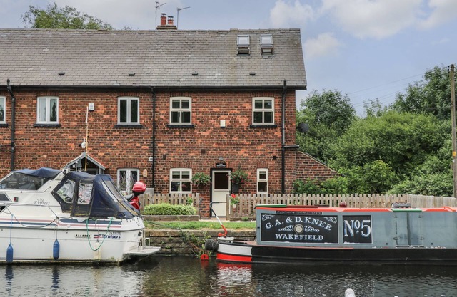 THE MOORINGS, pet friendly, character holiday cottage in Wakefield