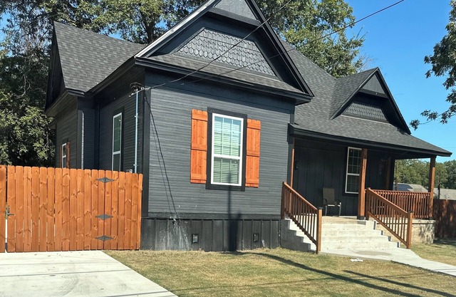 The Mustard Seed Cottage-Charming 3-BR Craftsman conveniently located downtown!