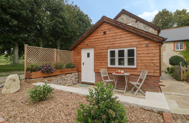 THE NEST AT THE ROUND HOUSE, pet friendly in Warminster