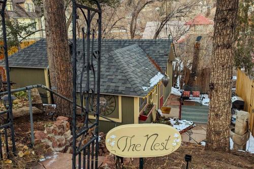 The Nest Cottage with Hot Tub in Downtown Manitou Springs