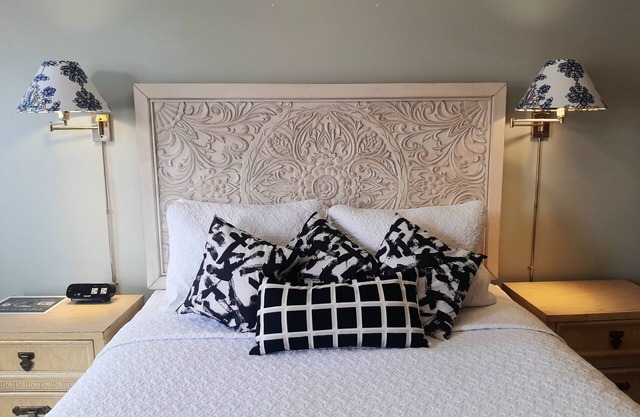 The New Star Motel with Studio-Kitchens: 1950s Extended-Stay Lodging and Retreat Center