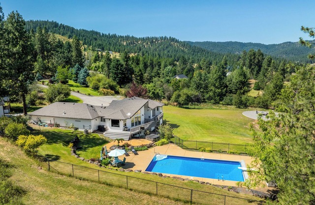 The Oasis- Gorgeous acreage home w/heated pool/hot tub. King beds.