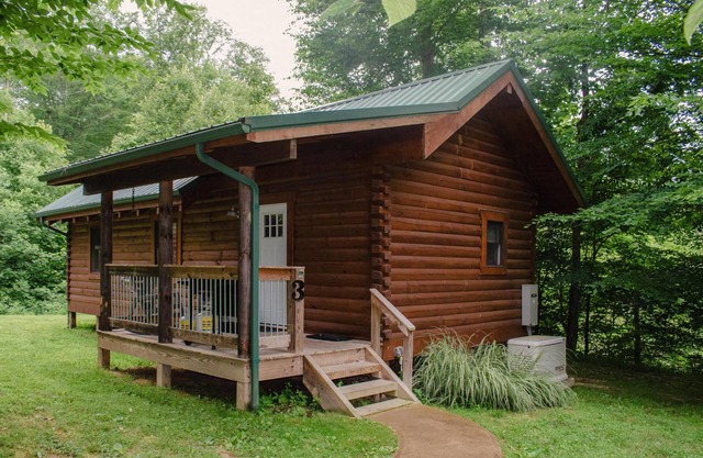 The Oasis - Visit The Oasis - a cozy, pet-friendly cabin just minutes from Hocking Hills State Park. Private tot tub and serene outdoor space to reset in nature.