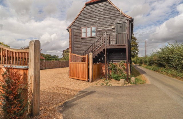 THE OAST, family friendly, character holiday cottage in Hollingbourne
