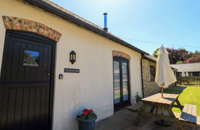 THE OLD CART SHED, pet friendly in Winterborne Stickland