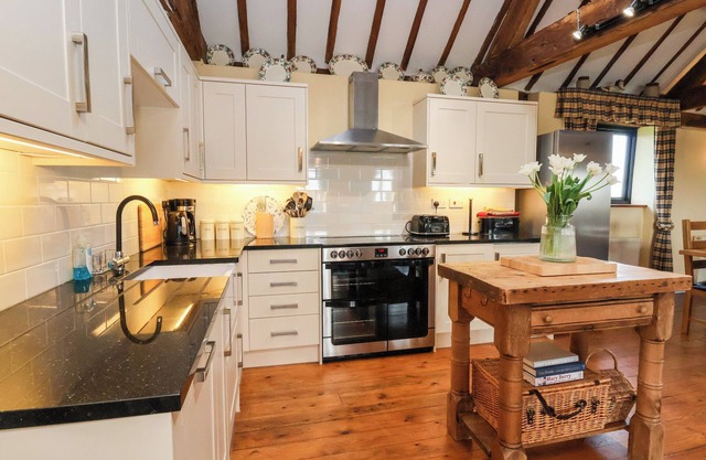 THE OLD CARTHOUSE, pet friendly, character holiday cottage in Bunbury