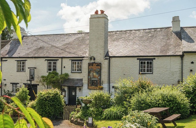 THE OLD CHURCH HOUSE, pet friendly, with open fire in Torbryan