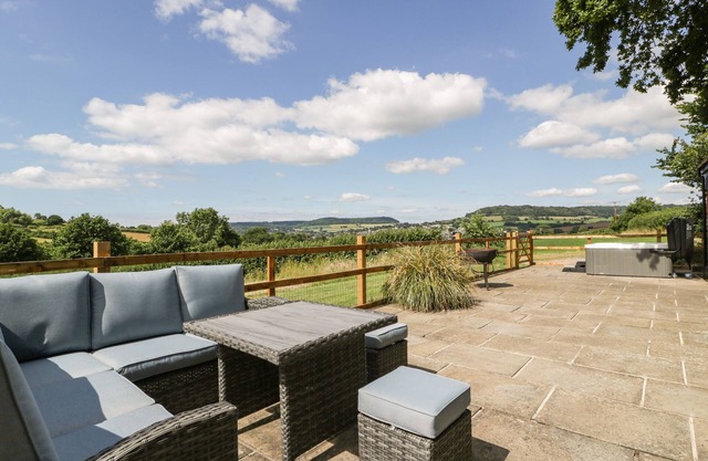 THE OLD KENNELS, pet friendly, with hot tub in Sidford